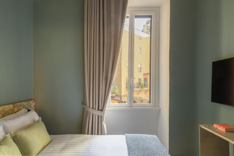 Ehi B&B Colosseo - Bedroom with Roman city center views